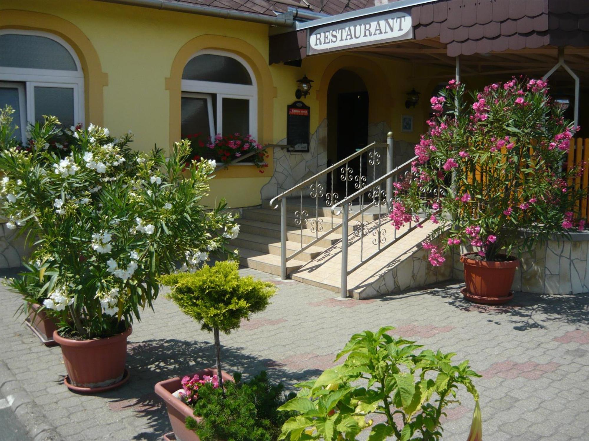 Patyi Etterem Es Hotel Bögöte Εξωτερικό φωτογραφία