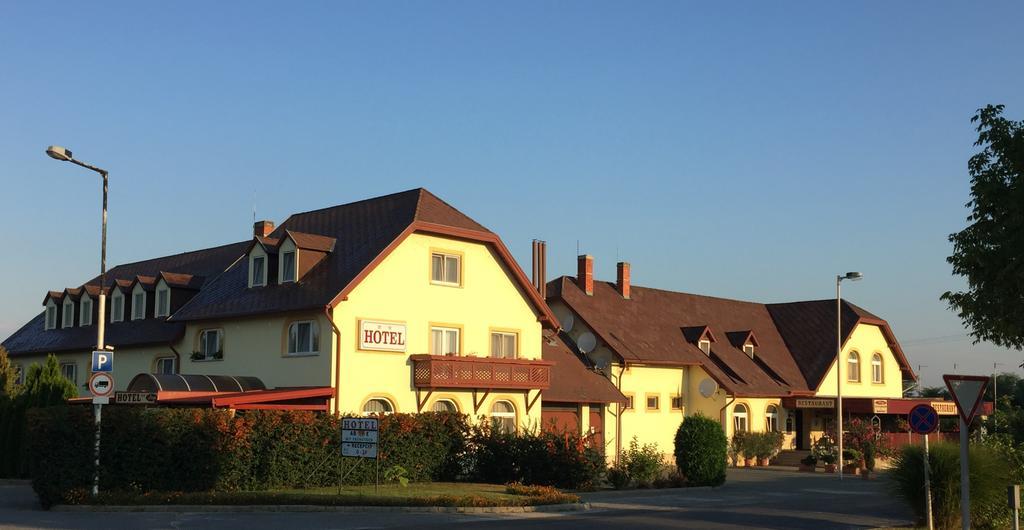 Patyi Etterem Es Hotel Bögöte Εξωτερικό φωτογραφία
