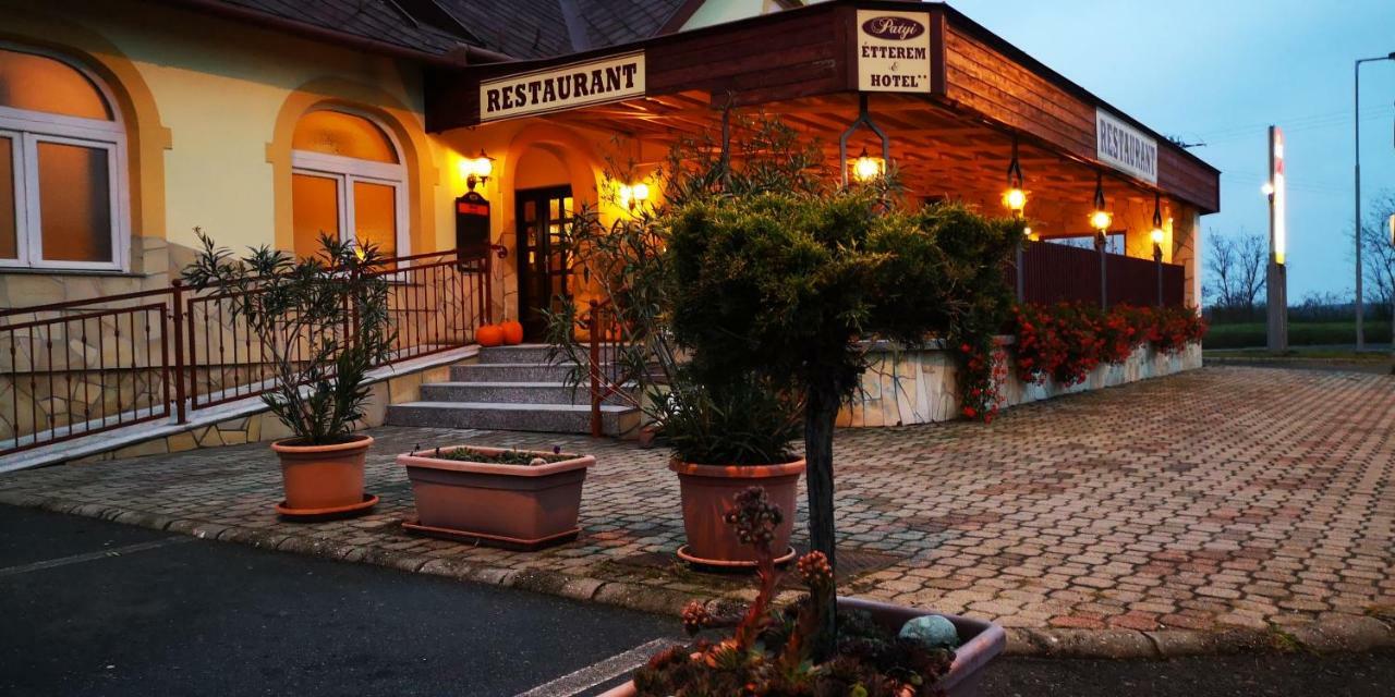 Patyi Etterem Es Hotel Bögöte Εξωτερικό φωτογραφία